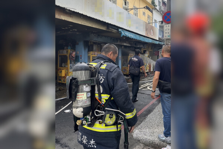 台中市中區一家夾娃娃機店驚傳火警，消防局獲報派員到場處理後撲滅，所幸無人員受困或受傷。圖/中央社