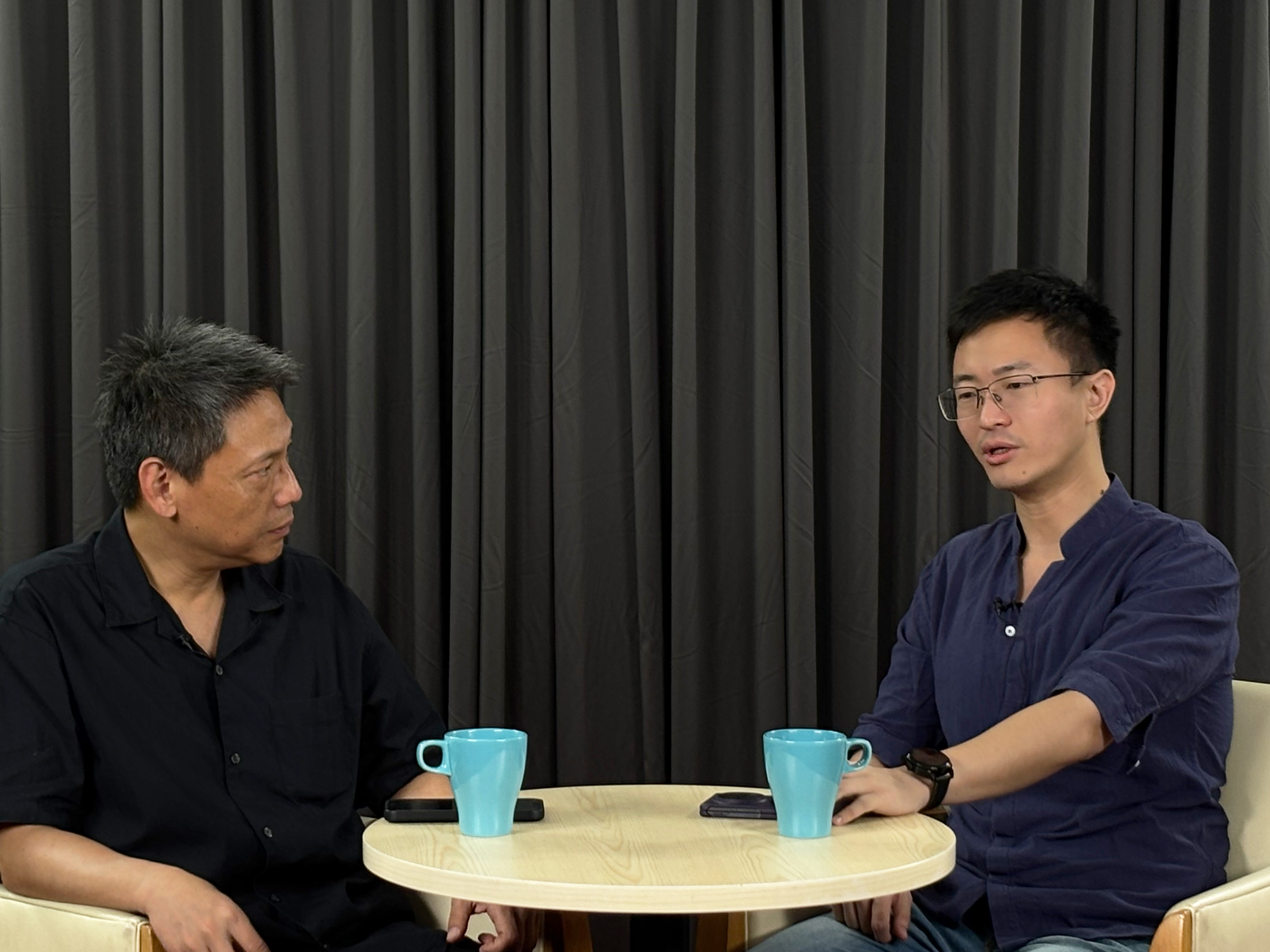 侯漢廷（右）與主持人謝寒冰（左）。圖/記者陳思豪攝