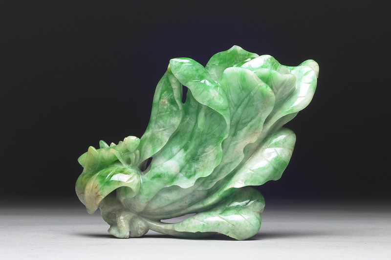 故宮「清 翠玉小白菜」以翠綠色玉製成，帶有白色斑紋，菜梗上還雕有一隻小螳螂，巧妙展現自然萬物共生的意趣，將在「翠玉白菜」於捷克展出期間接力代班，8月4日起在故宮北部院區展出。圖/故宮提供