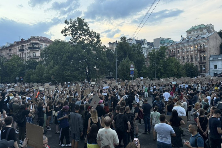 烏克蘭爆反政府怒潮　澤倫斯基簽署削弱反貪機構法案惹民憤