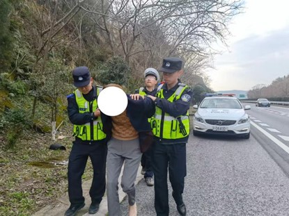 涉嫌竊盜的譚姓嫌疑人為逃避警方追捕跳出高速公路護欄，沿著鄉間小路試圖逃竄，警員郭暉緊隨其後狂奔5公里，最終譚姓嫌疑人累癱在地，警方成功將其抓獲。圖/取自江西公安微信公眾號