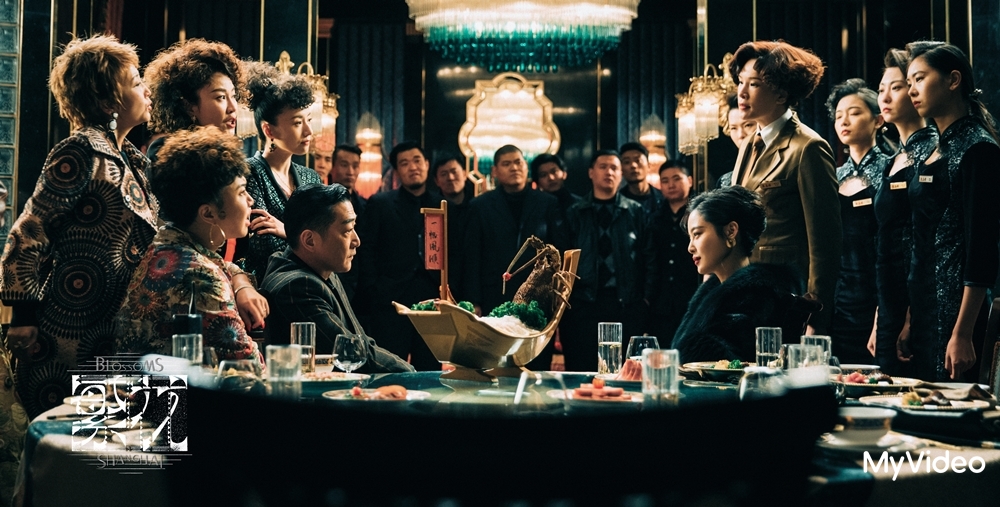 《繁花》辛芷蕾（圓桌右）與邵峯（圓桌左二）火爆對峙場面引收視高峰。圖/澤東電影、MyVideo提供