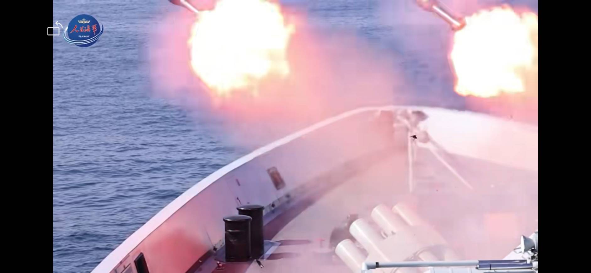 中共軍艦發射深水炸彈，進行反潛演練。圖/取自人民海軍