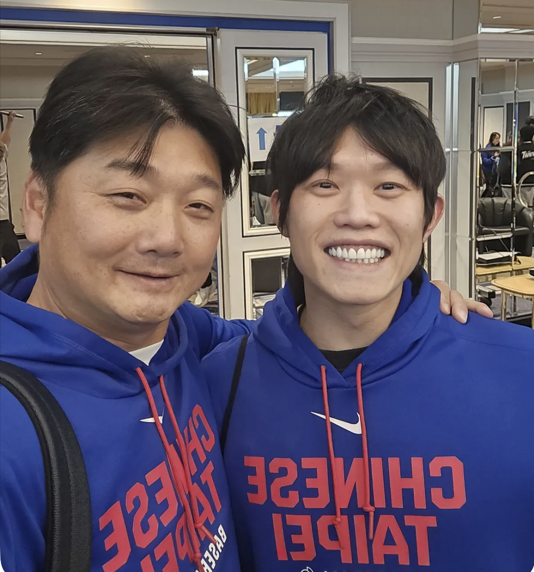   曾豪駒在貼文中附上與投手陳冠宇的合照。圖/取自Threads@diaog