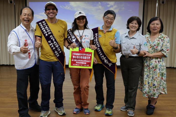 台厄登山達人在陽光喜憨天使周以嘉再奏希望樂章中，由玉山國家公園管理處長盧淑妃、周大觀文教基金會創辦人周進華、董事長郭盈蘭見證祝福。圖/周大觀文教基金會提供