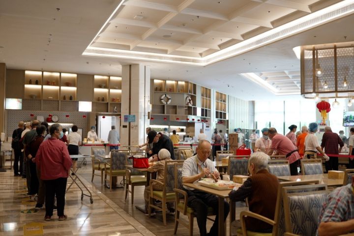 養老社區有為長者特製的自助餐。圖/取自香港中通社