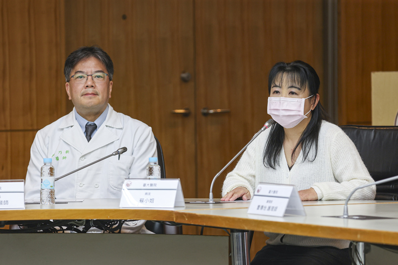 台大醫院迄今累積完成超過700例心臟移植手術，16日發布成功完成全球首例「無缺血時間」心臟移植手術， 首例個案蘇小姐（右）出席記者會，分享手術經驗與心情。左為台大醫院心臟血管外科醫師紀乃新。圖／中央社