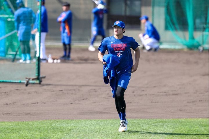   中華隊旅美好手林維恩（前）透露練球狀況，他表示主要在調整變速球和曲球的手感。圖/中央社