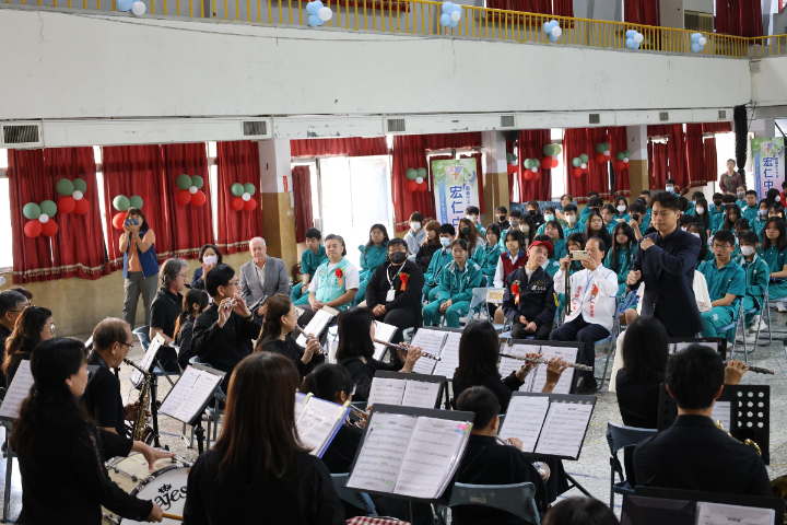 郭盈蘭表示，大家捐出不用的二手樂器就能讓舊樂器找到新主人。圖/周大觀基金會提供