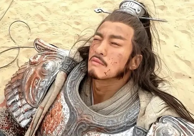 何潤東飾演的項羽黝黑膚色、粗獷造型與染血戰甲，被視為「真實戰場感」。圖/取自劇照