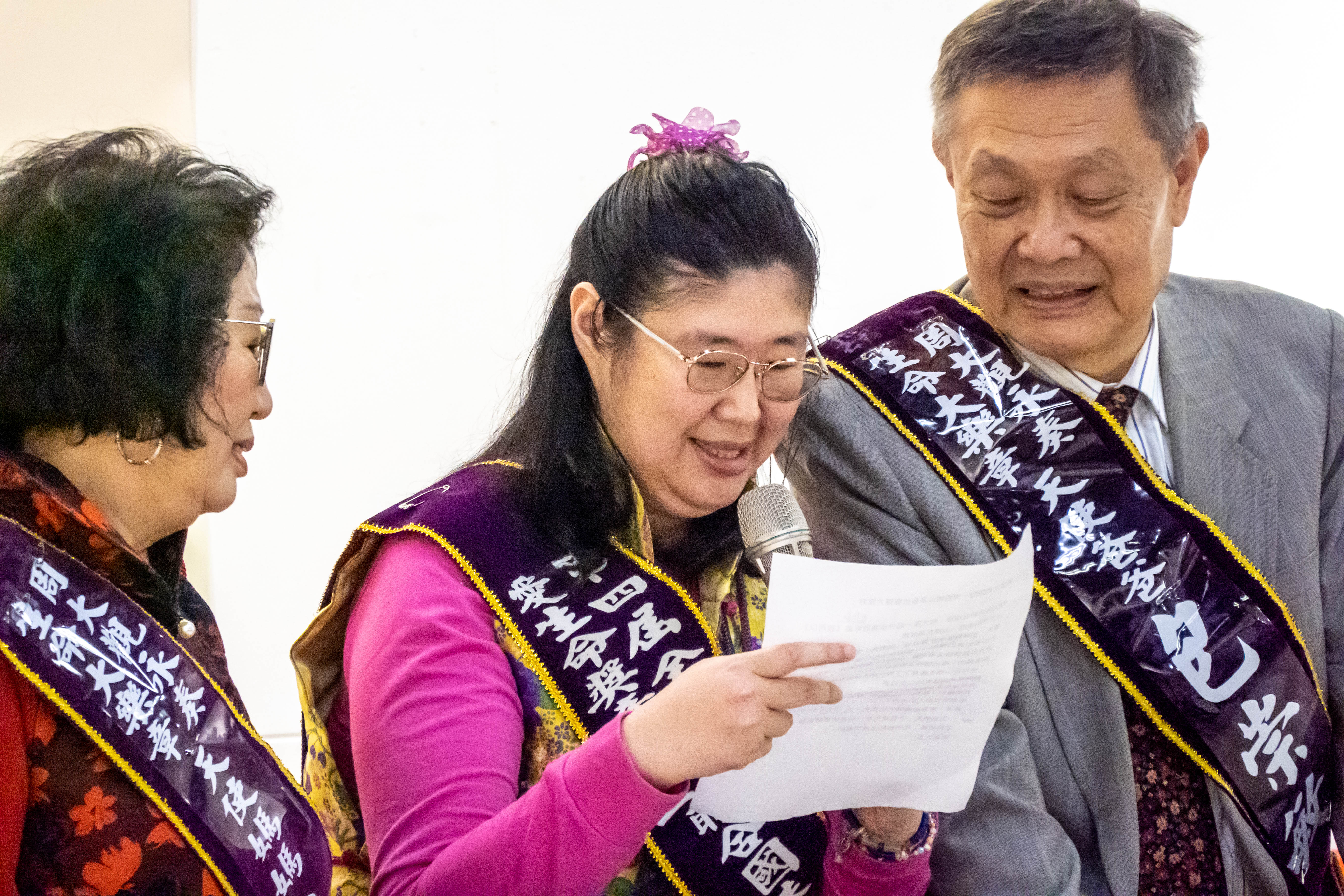 腦麻畫家包錦蓉在記者會上朗誦一曲《小草》，獲台下熱烈掌聲。圖/記者黃楚甯攝