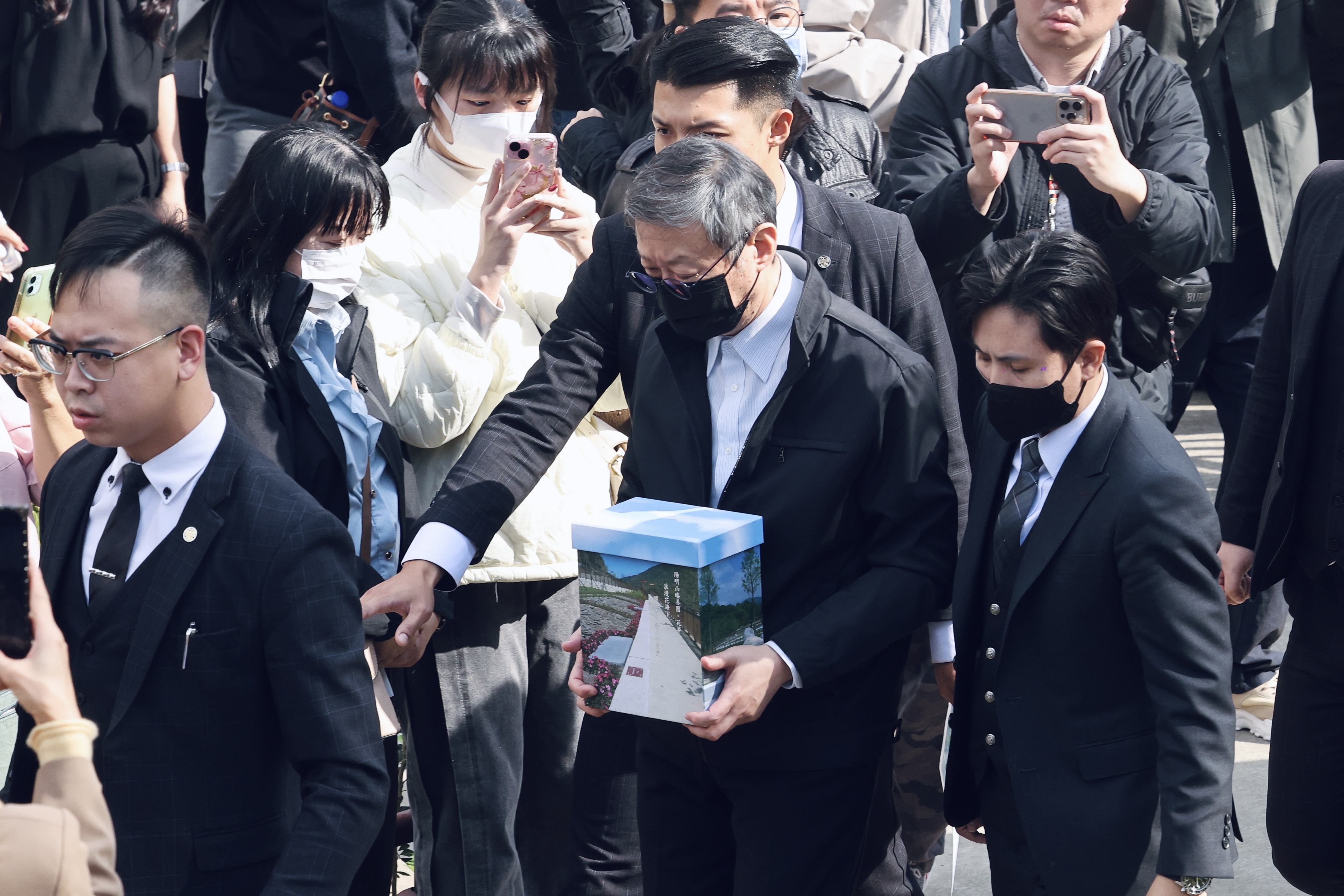 瓊瑤兒子陳中維捧著骨灰到陽明山進行花葬。圖/田瑜萍攝