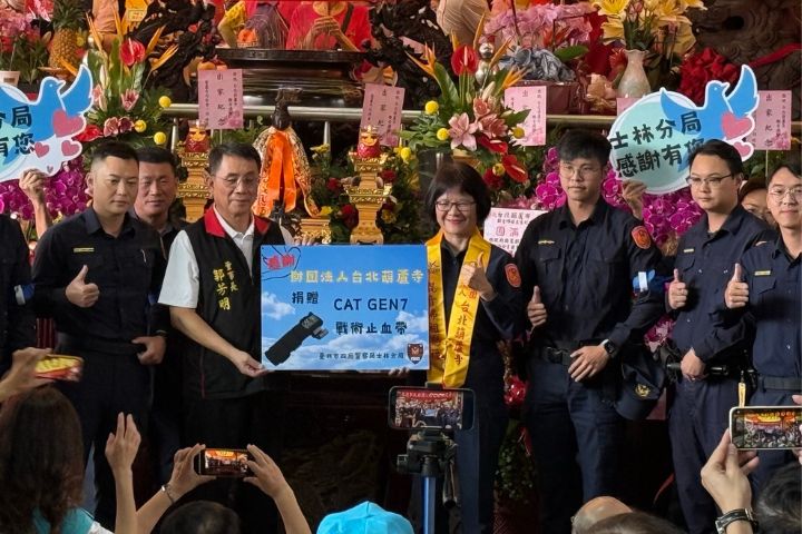 台北葫蘆寺8日在觀音佛祖遶境大典中，捐贈士林分局350條CAT GEN-7戰術止血帶。圖/台北葫蘆寺提供