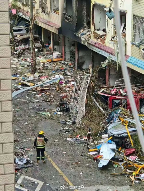 廣西桂林市興安縣興安鎮靈湘路發生重大爆炸事件,爆炸造成周邊住戶與商鋪大量門窗損毀。圖/取自瀟湘晨報微博
