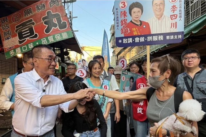 李四川傍晚前往中和連城路黃昏市場拜票，沿途逐一向攤商與採買民眾握手問候。圖/李四川競辦提供