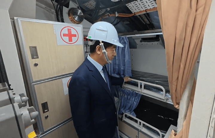 總統賴清德登上海鯤艦，視導艦上醫療設備。圖/總統府提供