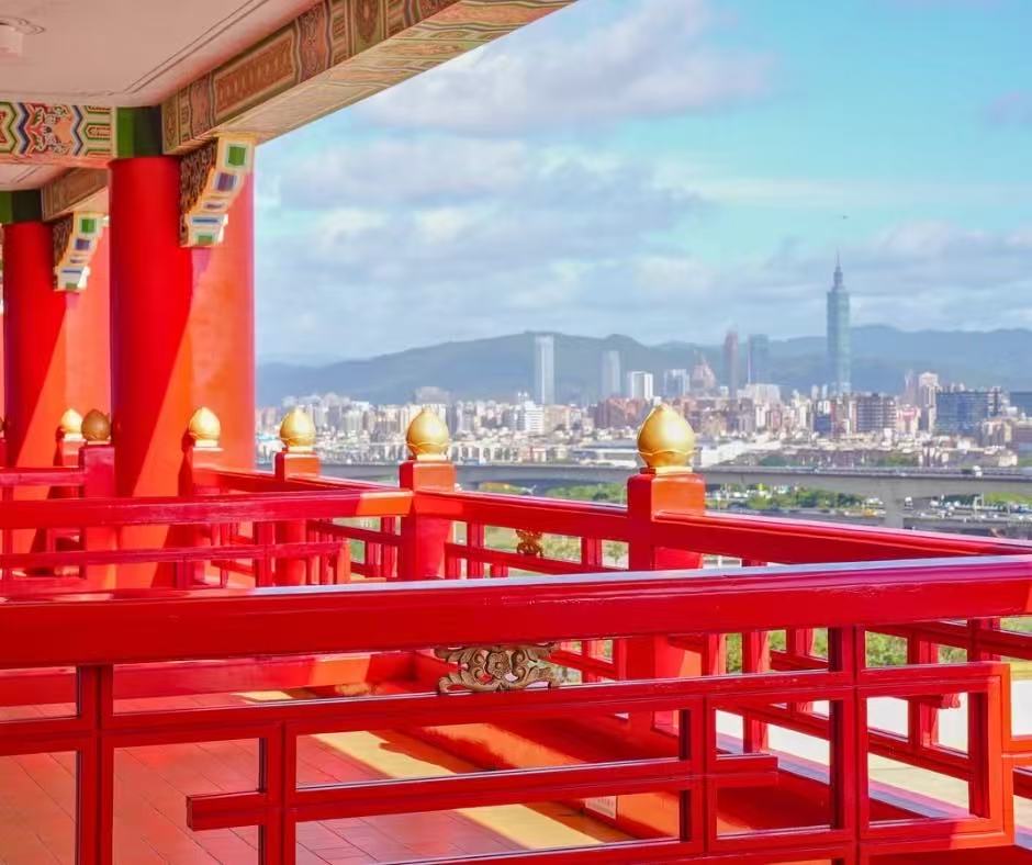 台北圓山大飯店萬元住房專案享總價值21,922元的尊榮之旅,包括東密道文化導覽行程、金龍餐廳宵夜套餐及精緻早餐2客,從早到晚盡享圓山的獨特魅力。圖/圓山大飯店提供