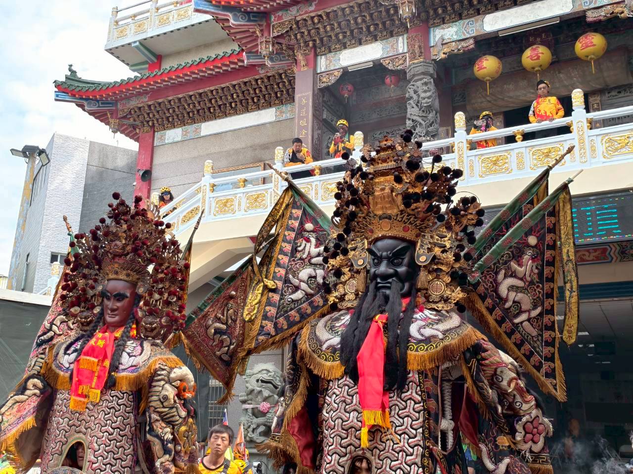東港鎮靈宮氣勢宏偉。圖/記者衣冠城攝
