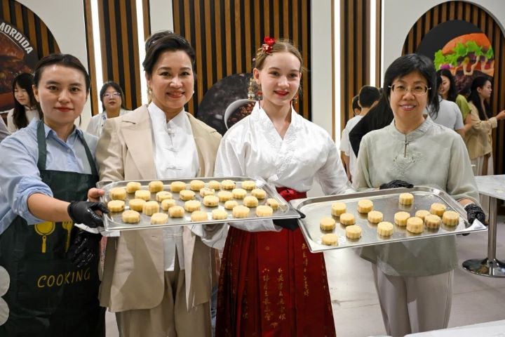9月24日,烏茲別克國立東方大學孔子學院舉辦迎中秋主題活動,師生展示做好的月餅。圖/取自新華社