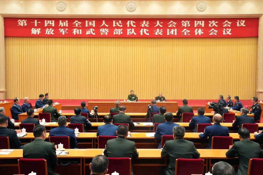 中共軍委主席習近平7日對共軍人大代表講話時，只有軍委副主席張升民坐在他的左側。圖/取自新華社