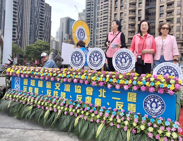 北二區五個分會由陳淑真前任總監及何碧英常務理事帶領,於板橋第一運動場、新北市市政府周邊花車遊行。圖/國際蘭馨交流協會提供