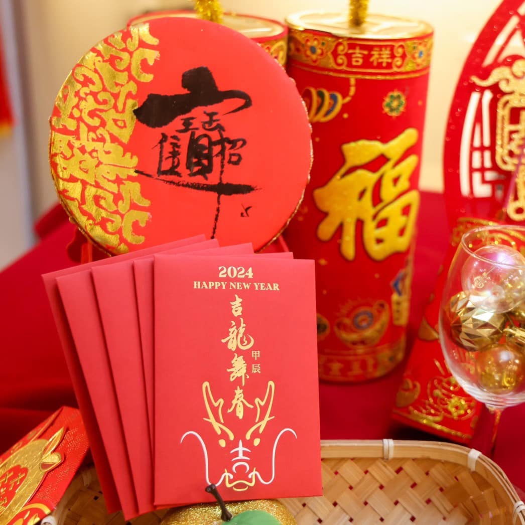 龍年福袋外袋上的龍把吉字跟龍頭結合，突顯吉龍的意涵，龍角型態如雙手向上，代表獻上祝福與收穫滿滿的吉(錢)。圖/取自新北市府網站