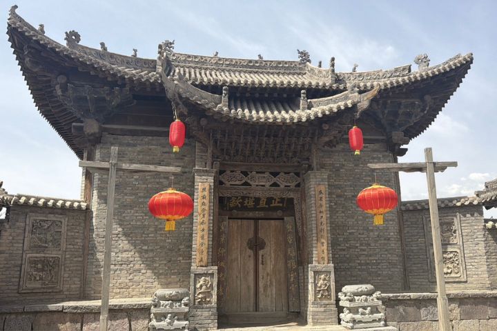 鎮北堡西部影城映入眼簾的是一片黃土城牆、斑駁古堡與遼闊天地。圖/記者陳素貞攝