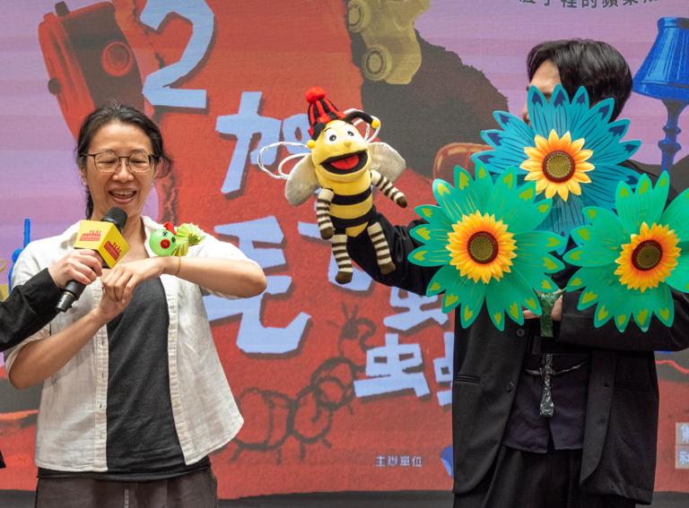 主持人洪健藏（右）與飛人集社劇團團長石佩玉共同介紹《1家2加毛毛蟲》。圖／記者黃楚甯攝