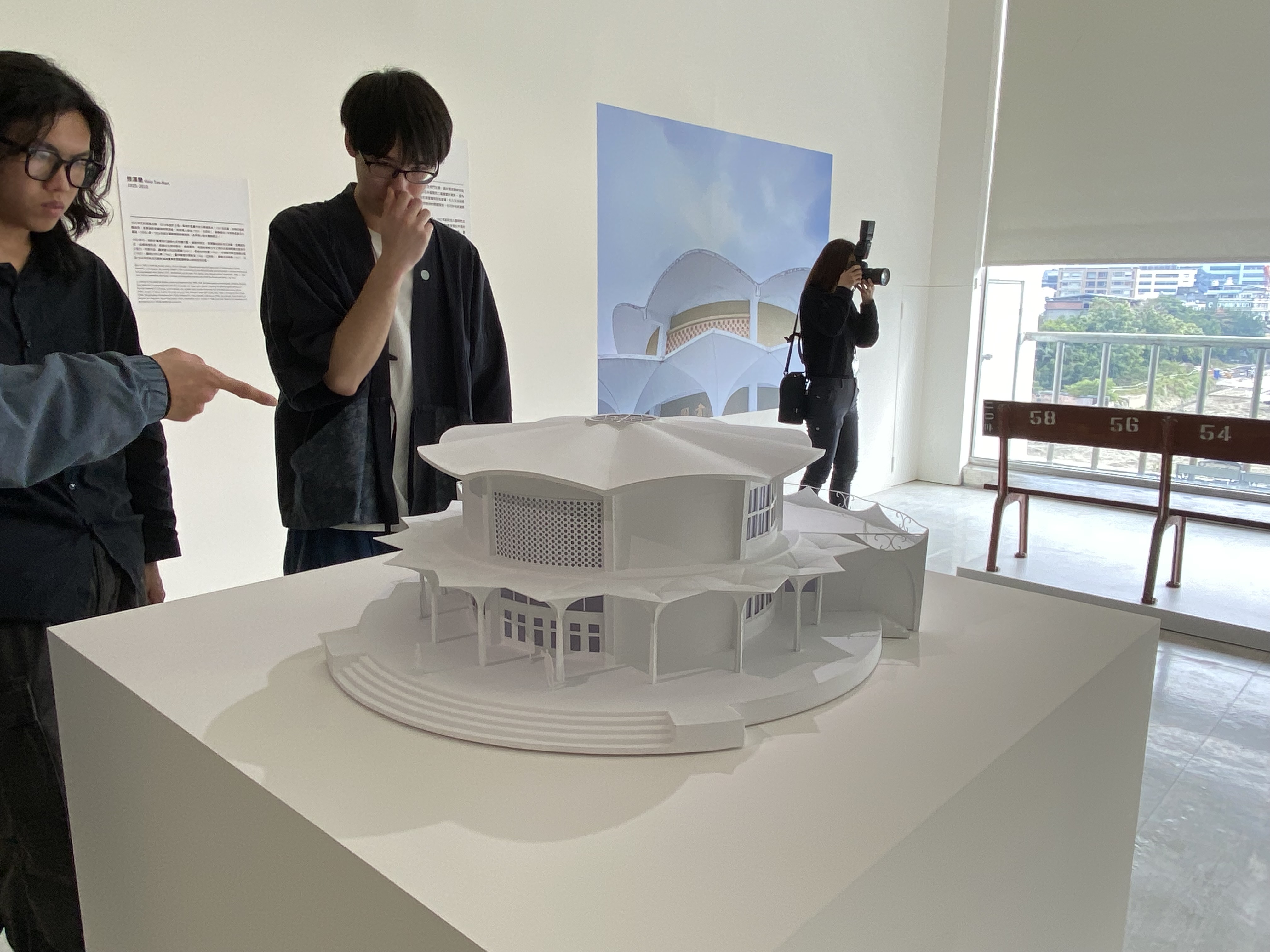 被譽為台灣第一女建築師的修澤蘭，建築生涯中為許多校園設計建物，其中最令人印象深刻的莫過於如花朵盛開的景美女中圖書館（1968）。 其屋頂圓形天窗和鑲嵌彩色玻璃營造出神聖舒適的閱讀環境。圖/田瑜萍攝