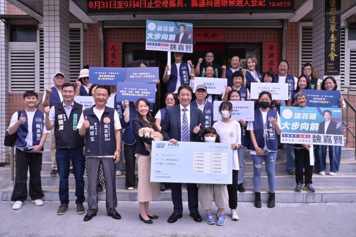 花蓮縣長參選人魏嘉賢與家人及競選團隊合影。圖/魏嘉賢辦公室提供