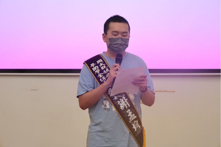 客家血癌勇士謝孟均，榮獲周大觀文教基金會「2025年抗癌圓夢助學金」。圖/周大觀文教基金會提供