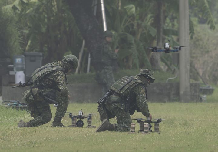 國軍年度漢光42號演，官兵為無人機裝彈，依戰況進行無人機攻擊。圖/中央社