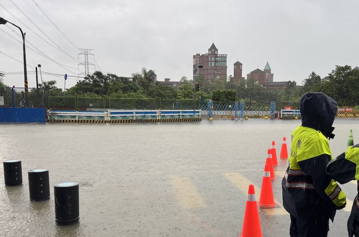 高雄大雨，造成台一線省道封路。圖/記者林瑞益攝