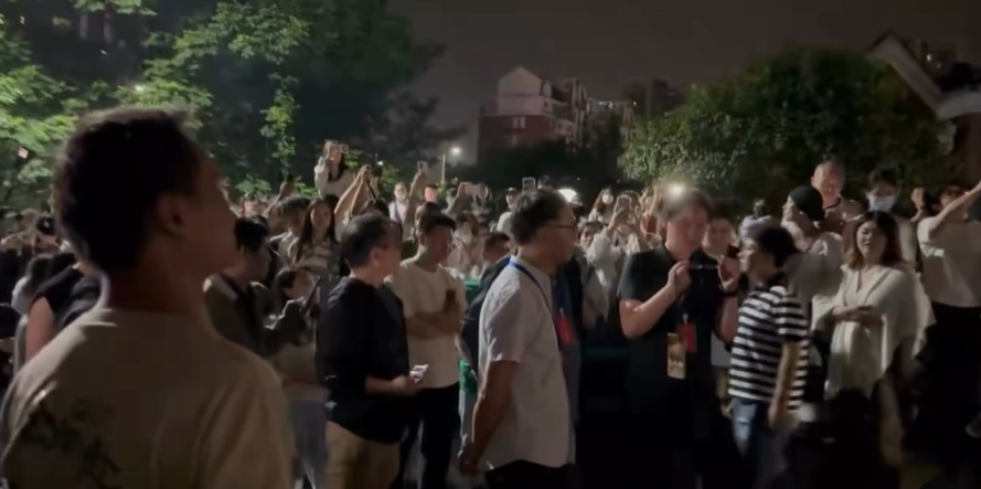 不少大陸民眾自6月7日起包圍虐待狗隻李男住家外，徹夜留守抗議。圖/取自Threads