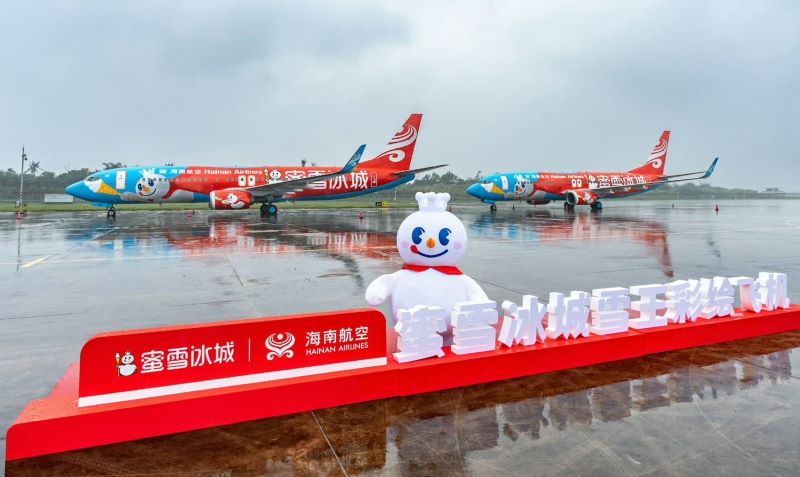 蜜雪冰城形成「供應鏈+品牌IP+門店網」的商業企圖。圖為蜜雪冰城與海南航空的聯名彩繪機。圖/取自蜜雪冰城官網