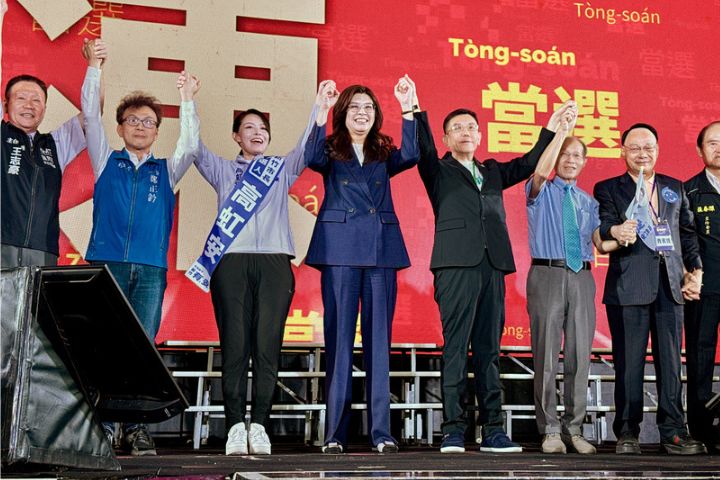 爭取連任的新竹市長高虹安(前排左4)18日成立競選總部暨後援會,民眾黨創黨主席柯文哲(前排右3)、主席黃國昌(前排右2)等人到場站台。圖/中央社