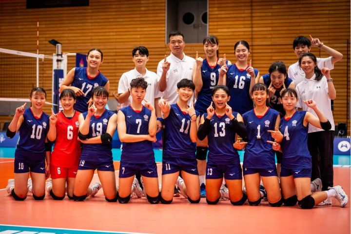 德國萊茵魯爾世大運16日正式登場，台灣女排（圖）在開幕式前率先亮相，分組賽首戰以25比13、25比10、25比18順利擊敗澳洲隊，賽後全隊開心合影。圖/中央社