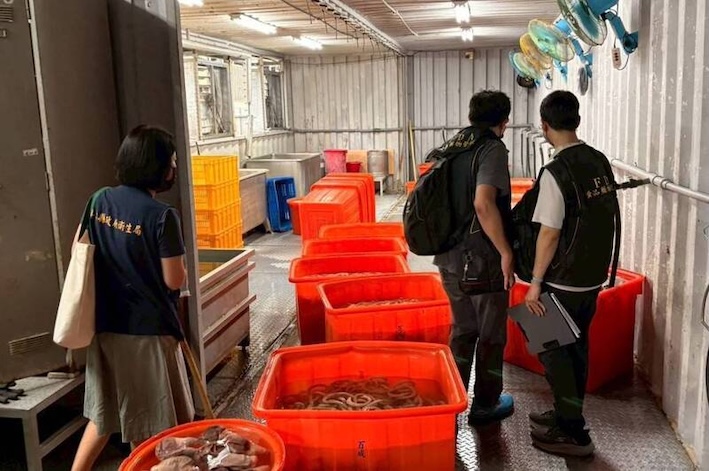 屏東縣百威食品公司近4000公斤黑心豬腸流入4縣市，圖為屏東縣衛生局調查情形。圖/中央社