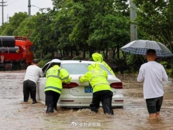 貴州省貴定縣5月18日至19日發生突發性洪澇與塌方災害，多處房屋被淹、道路中斷、通信受阻。圖/取自封面新聞微博