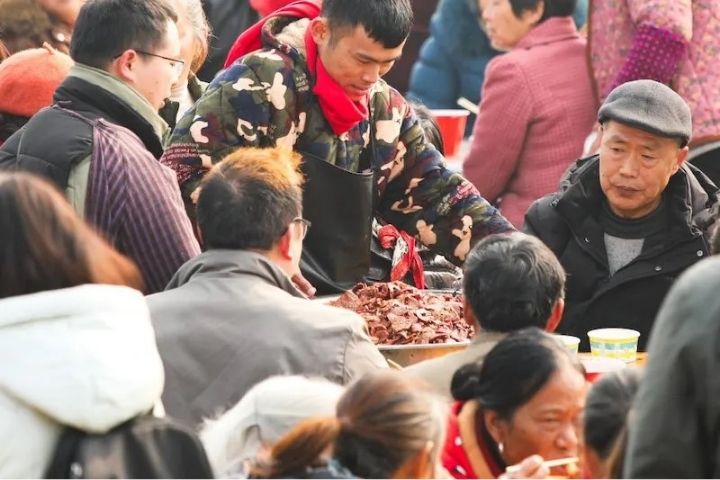 一場原本只想熱鬧過年的殺豬飯,意外照見了當代網路社會最溫柔的一面,一句真心求助,換來滿村煙火與人情。。圖/取自《中國經營報》