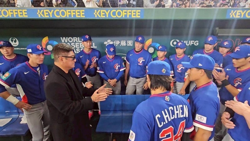 中華民國棒球協會理事長辜仲諒(前排黑衣)在世界棒球經典賽(WBC)期間,到場為台灣隊加油。圖/中華棒協提供、中央社