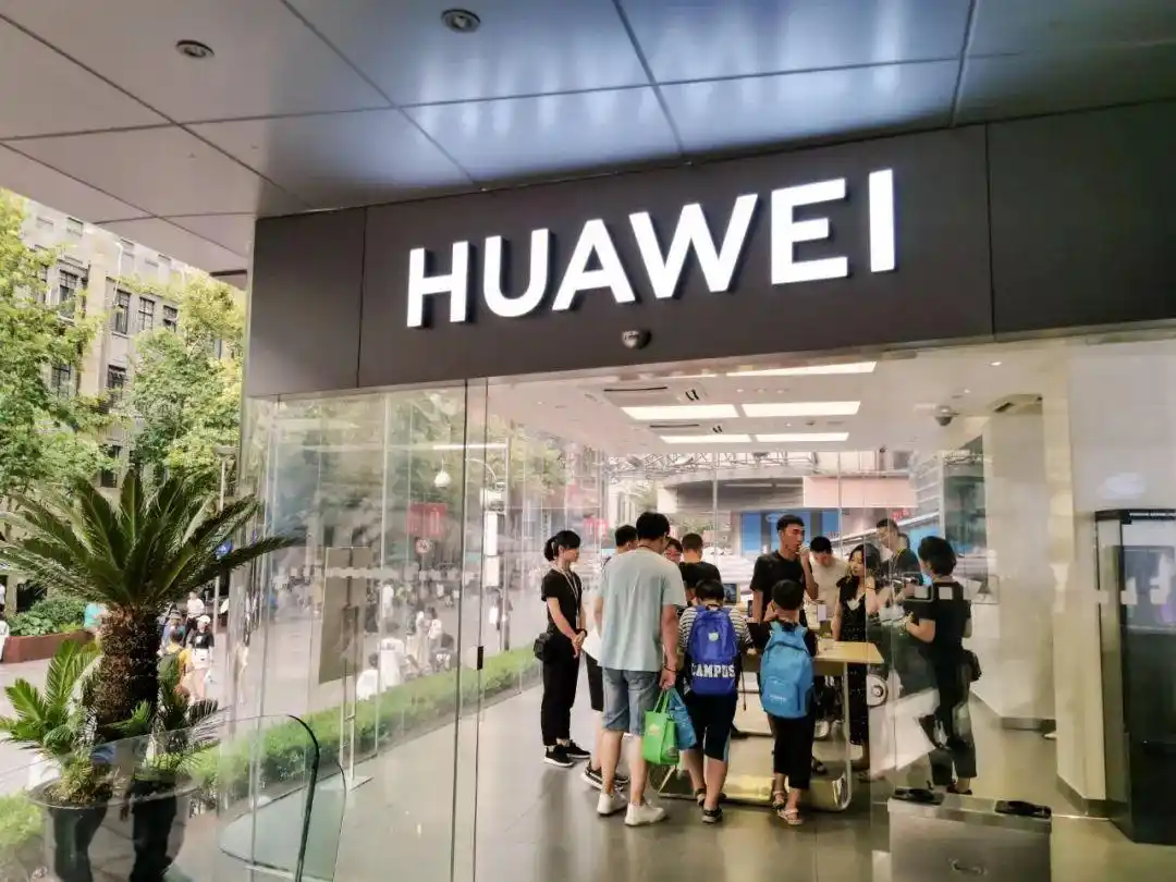 華為案件開審後,華為辯護律師認為,這是美國司法部將少數商業機密事件,放大成企業層級的犯罪陰謀。圖為華為的門市店。圖/取自36氪