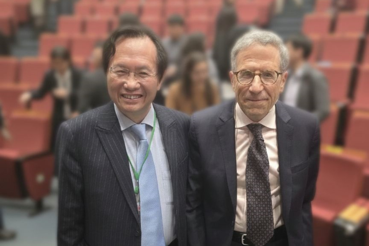 諾貝爾經濟學獎得主馬斯金（右）指出全球化不會消除分配不平等的問題。圖/取自蔡志弘臉書