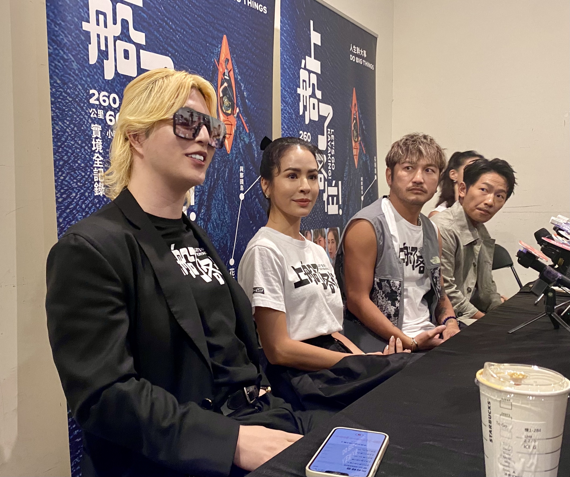 羅蘭（左1）來台參加《上船了各位！》首映，之後要趕往機場搭飛機回日本。圖/田瑜萍攝