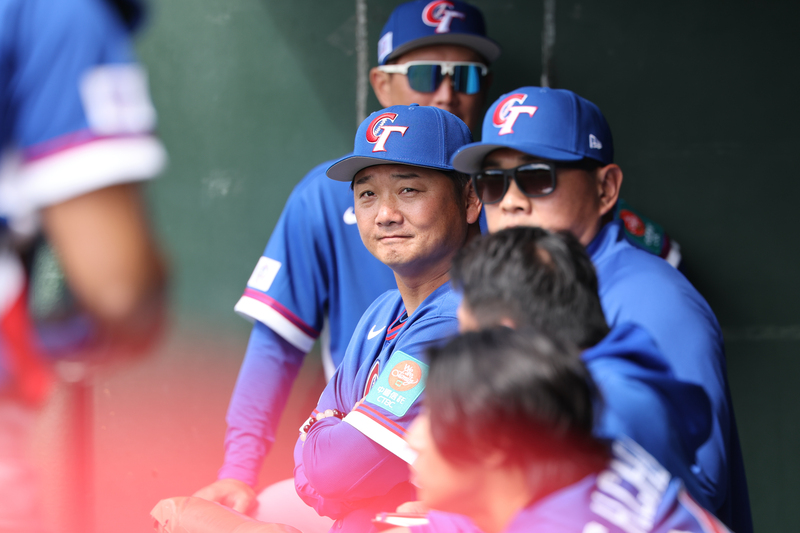 世界棒球經典賽(WBC)中華隊3日與日職軟銀鷹隊進行官辦熱身賽,總教練曾豪駒(中)在休息區關注球隊表現。圖/中央社