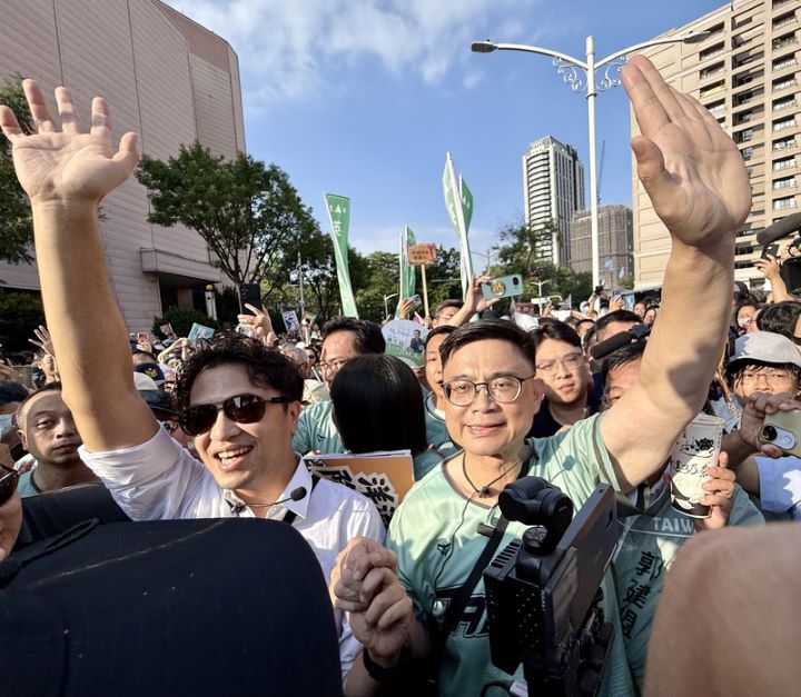 民進黨高雄市長參選人賴瑞隆(中右)19日邀請同黨台北市長參選人沈伯洋(中左)造訪高雄,2人一同步行前往愛河灣水樂園,感受高雄港灣水岸城市的魅力。圖/中央社