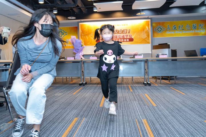 在接受胎兒內視鏡脊柱裂修補手術後，小妹妹已經四歲半，活潑可愛。圖/長庚醫院提供