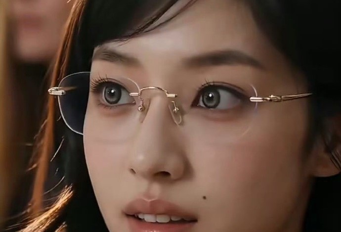 AI演員沒有真正的身體,也沒有生活經驗。虛擬女主角「方桃子」日前拍的美瞳廣告已被下架。圖/取自微博
