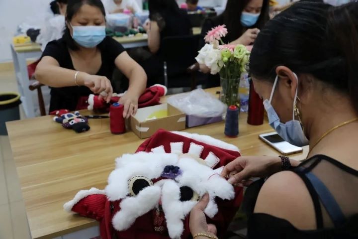 「芽小七手創」的刺繡虎頭包，屬於高度手工製作商品，每只包從立體刺繡、拼布到縫製完成約需一周。圖/取自《桂林日報》