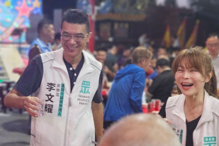 李文耀和太太錢怡君近期走遍基隆大街小巷,期許文耀有為基隆選民服務機會。圖/取自李文耀粉專